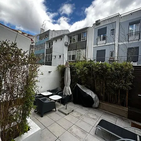 One Bedroom Sunny With Two Bathrooms And Big Garden Lizbona