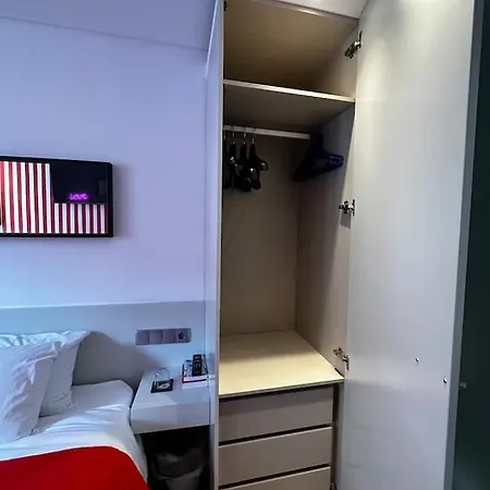 One Bedroom Sunny With Two Bathrooms And Big Garden Apartament