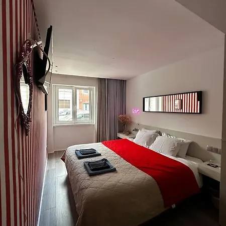 One Bedroom Sunny With Two Bathrooms And Big Garden Lizbona