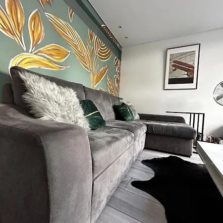 One Bedroom Sunny With Two Bathrooms And Big Garden Apartmán *